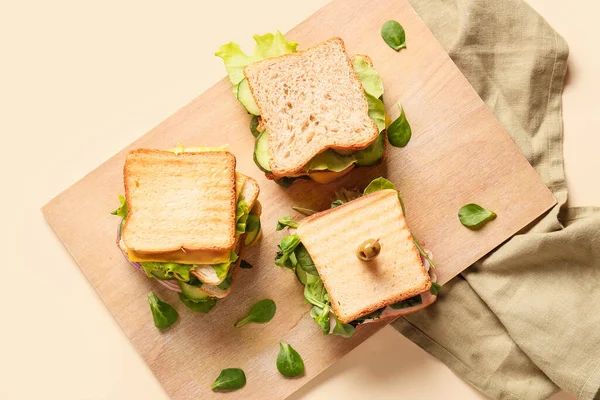 배경에 맛있는 샌드위치가 게시판 — 스톡 사진