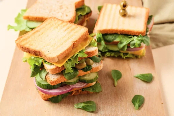 Bord Met Lekkere Sandwiches Kleur Achtergrond Close — Stockfoto