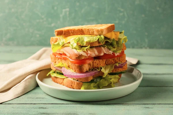 맛있는 샌드위치를 식탁에 클로즈업을 — 스톡 사진