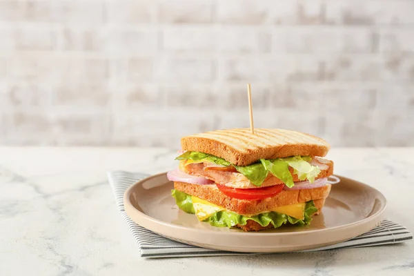 Masada Lezzetli Bir Sandviç Tabağı Yakın Plan — Stok fotoğraf
