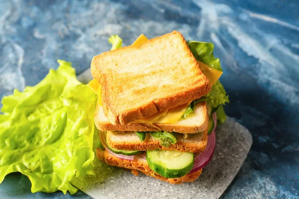 Renkli Arka Planda Lezzetli Sandviç Yakın Plan — Stok fotoğraf