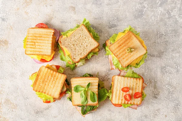 Hafif arka planda lezzetli sandviçler.