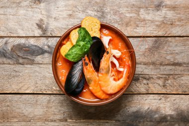 Ahşap zemin üzerinde bir kase lezzetli Cacciucco çorbası