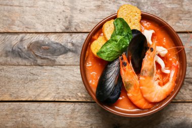 Ahşap zemin üzerinde bir kase lezzetli Cacciucco çorbası