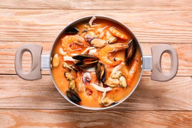 Ahşap zemin üzerinde bir kap lezzetli Cacciucco çorbası