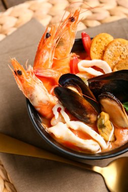 Masada bir kase lezzetli Cacciucco çorbası, yakın plan.