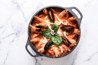 Hafif arka planda bir kap lezzetli Cacciucco çorbası