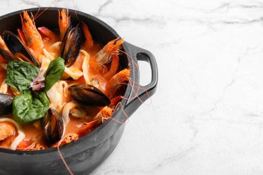 Hafif arka planda lezzetli Cacciucco çorbası, yakın plan.