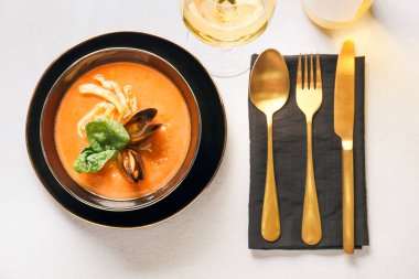 Masada lezzetli Cacciucco çorbası ile kase