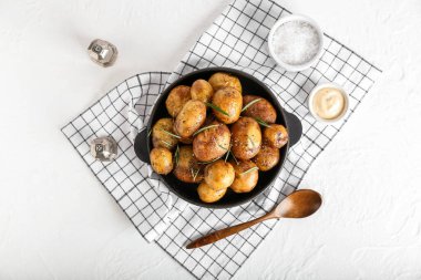 Fırında patatesli tava ve hafif arka planda biberiye.