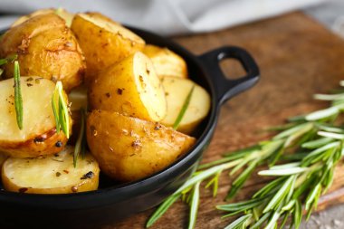 Fırında patates ve biberiyeli tava.