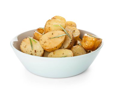 Fırında patates ve beyaz arka planda biberiye.