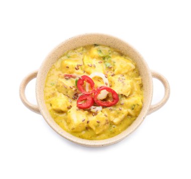 Beyaz arka planda lezzetli körili tavuk.