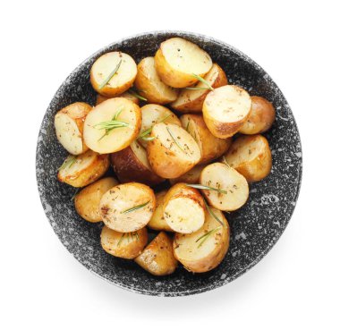 Fırında patates ve beyaz zemin üzerine biberiye ile plaka