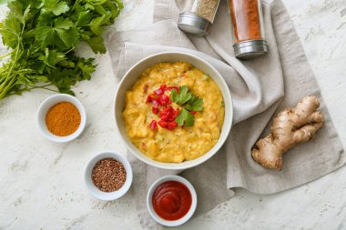 Hafif arka planda lezzetli körili tavuk kompozisyonu