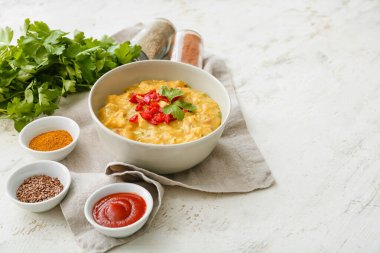 Bir kase lezzetli körili tavuk ve hafif arka planda malzemeler.