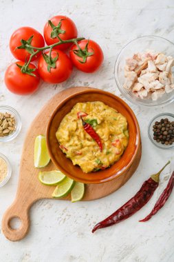 Hafif arka planda lezzetli körili tavuk kompozisyonu