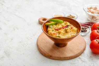 Hafif arka planda bir kase lezzetli körili tavuk.