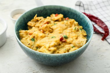 Hafif arka planda bir kase lezzetli körili tavuk.