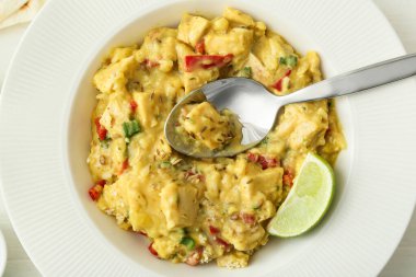 Tabak dolusu lezzetli tavuk körisi masada, yakın plan.