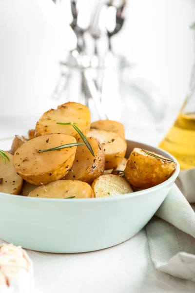 Bowl Baked Potatoes Rosemary Light Background Closeup — Stock Photo, Image