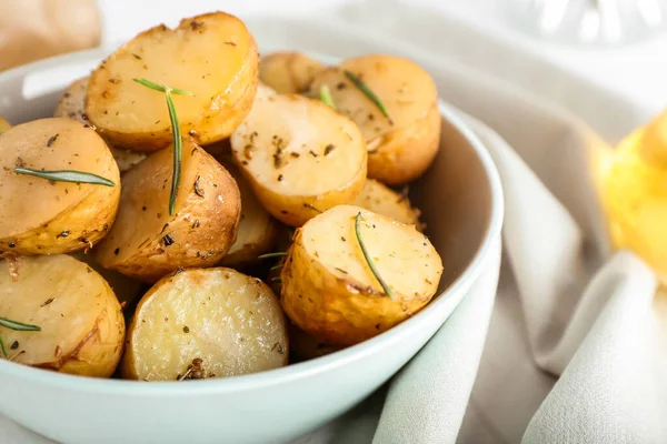 Ciotola Con Patate Forno Rosmarino Fondo Chiaro Primo Piano — Foto Stock