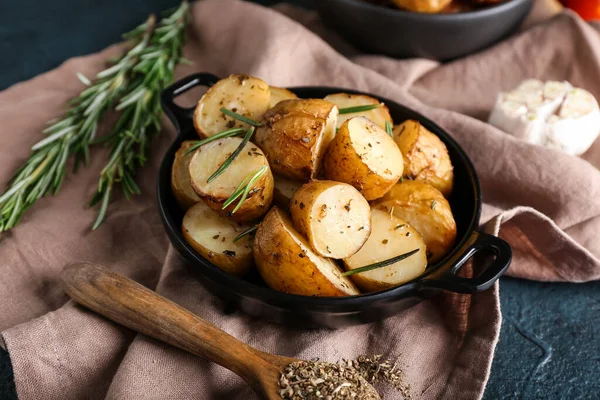 Sartén Con Patatas Horno Romero Sobre Fondo Oscuro —  Fotos de Stock