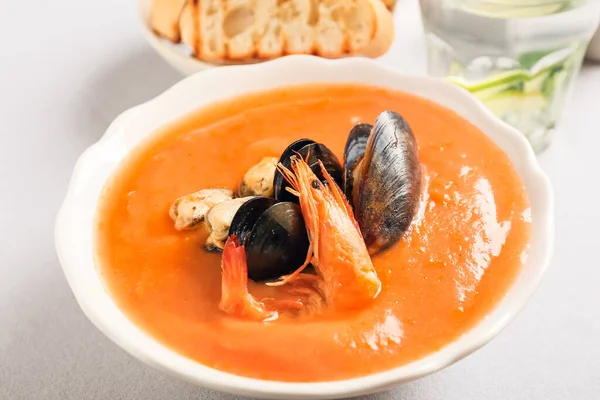 Masada bir kase lezzetli Cacciucco çorbası, yakın plan.