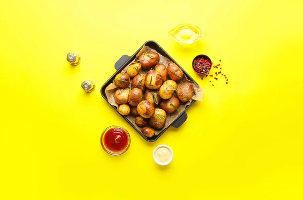 Frying Pan Baked Potatoes Rosemary Color Background — Stock Photo, Image