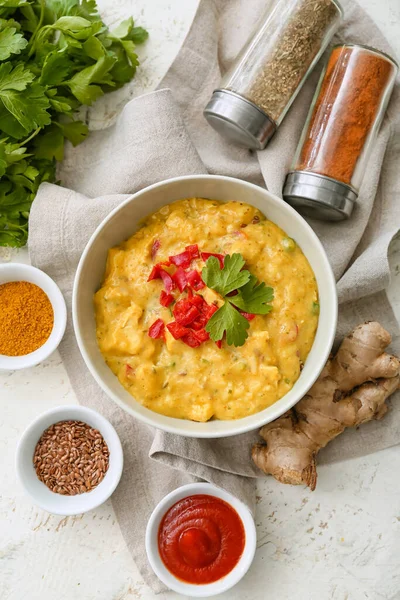 Hafif arka planda lezzetli körili tavuk kompozisyonu