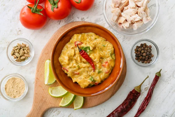 Hafif arka planda lezzetli körili tavuk kompozisyonu