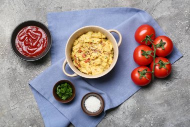 Lezzetli tavuk körisi ve arkaplandaki malzemeler.