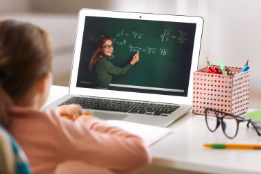 Okulda matematik okuyan küçük bir kız.