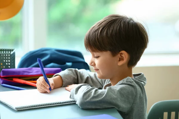 Menino Escrevendo Caderno Casa — Fotografia de Stock