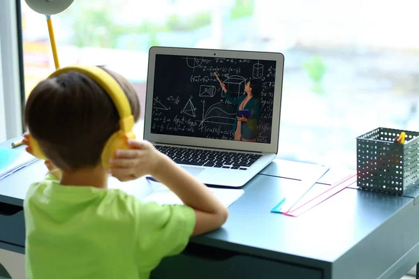 Mały Chłopiec Studiuje Matematykę Online Domu — Zdjęcie stockowe