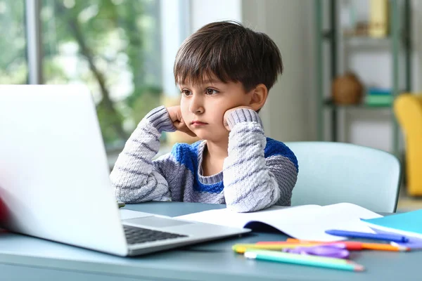 Menino Cansado Estudar Online Casa — Fotografia de Stock