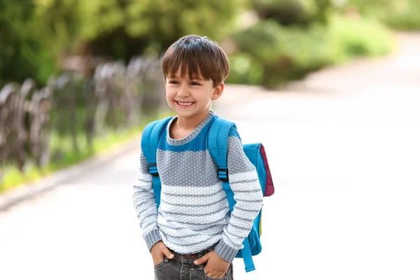 Pequeno Estudante Com Mochila Livre — Fotografia de Stock