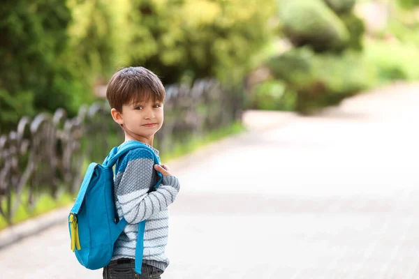 Mały Uczeń Plecakiem Zewnątrz — Zdjęcie stockowe
