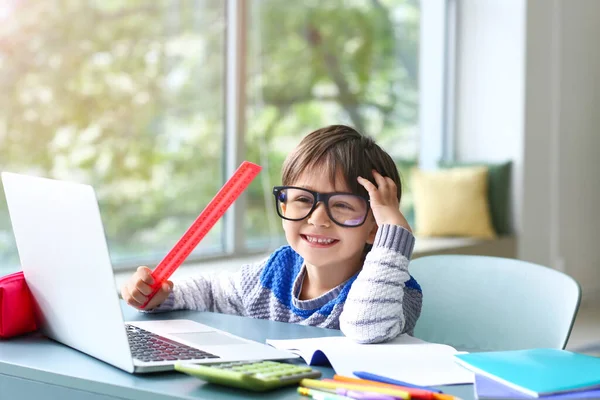 Malý Chlapec Studuje Online Doma — Stock fotografie