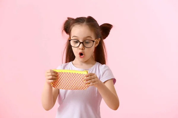 Menina Chocada Com Estojo Lápis Sobre Fundo Cor — Fotografia de Stock