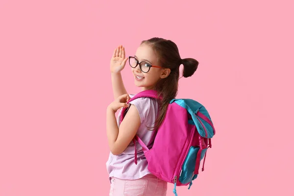 Kleine Schülerin Mit Rucksack Auf Farbigem Hintergrund — Stockfoto