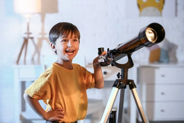 Liten Pojke Med Teleskop Tittar Stjärnor Kvällen — Stockfoto