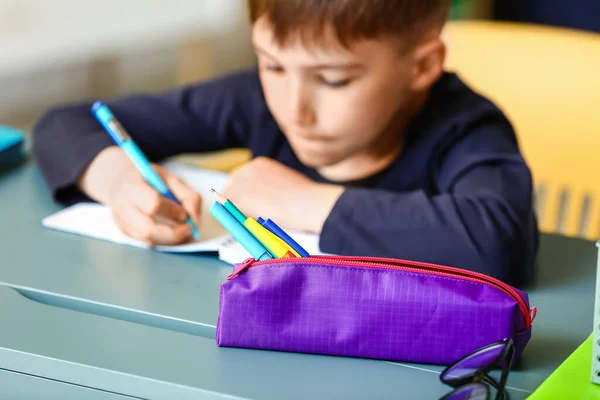 Trousse Crayons Sur Table Petit Écolier Gros Plan — Photo