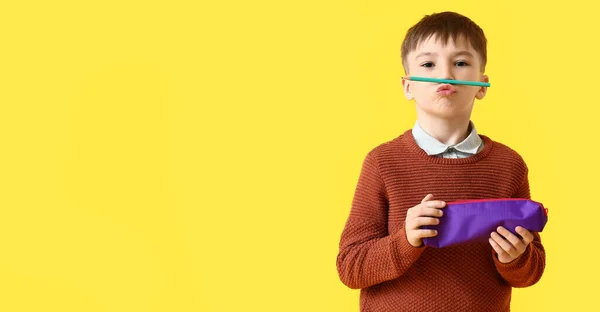 Kalem Kutusu Renkli Kalemi Olan Küçük Bir Çocuk — Stok fotoğraf