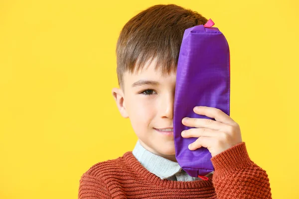 Kleine Jongen Met Potlood Geval Kleur Achtergrond — Stockfoto