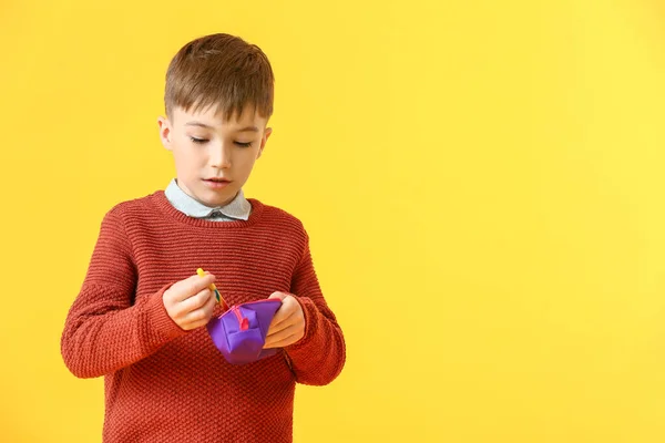 Niño Pequeño Con Estuche Lápiz Pluma Sobre Fondo Color — Foto de Stock