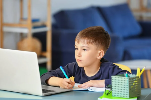 Mały Uczeń Robi Lekcje Online Domu — Zdjęcie stockowe