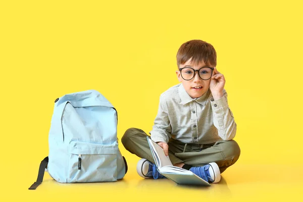 Kleiner Schuljunge Mit Rucksack Auf Farbigem Hintergrund — Stockfoto