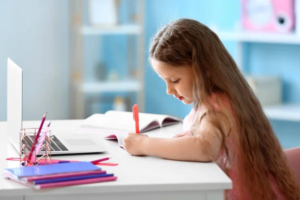 Μικρό Κορίτσι Που Γράφει Στο Σημειωματάριο Στο Σπίτι — Φωτογραφία Αρχείου