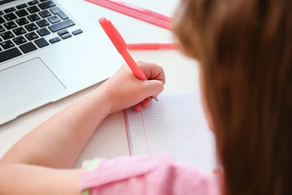 Kleines Mädchen Schreibt Hause Notizbuch Nahaufnahme — Stockfoto